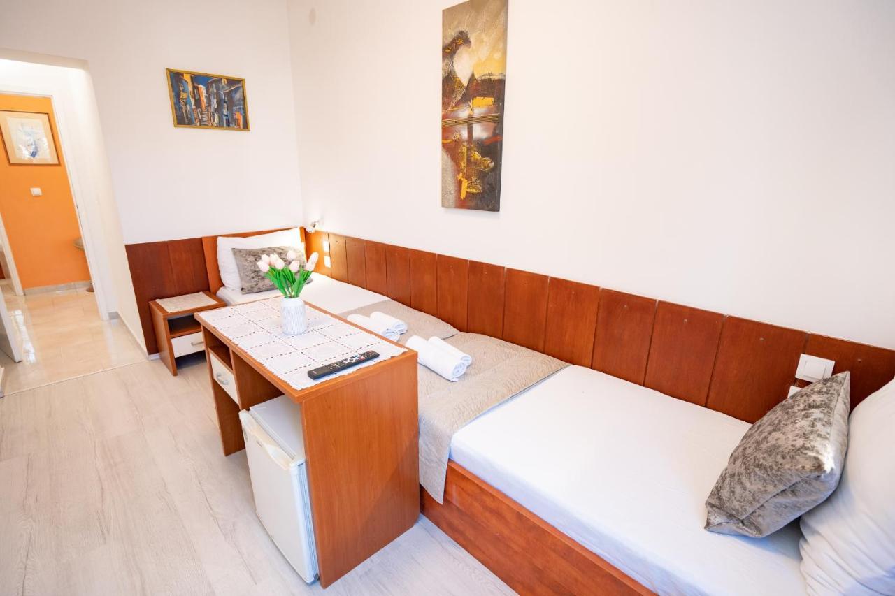 Rooms Magnolia With Pool Novalja Exterior photo